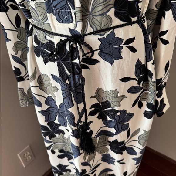 Elegant Long Sleeve Floral Dress - Picture 4 of 5